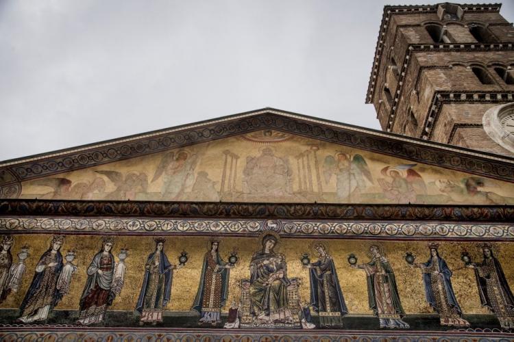 Gran festa per la restauració de la façana de Santa Maria de Trastevere